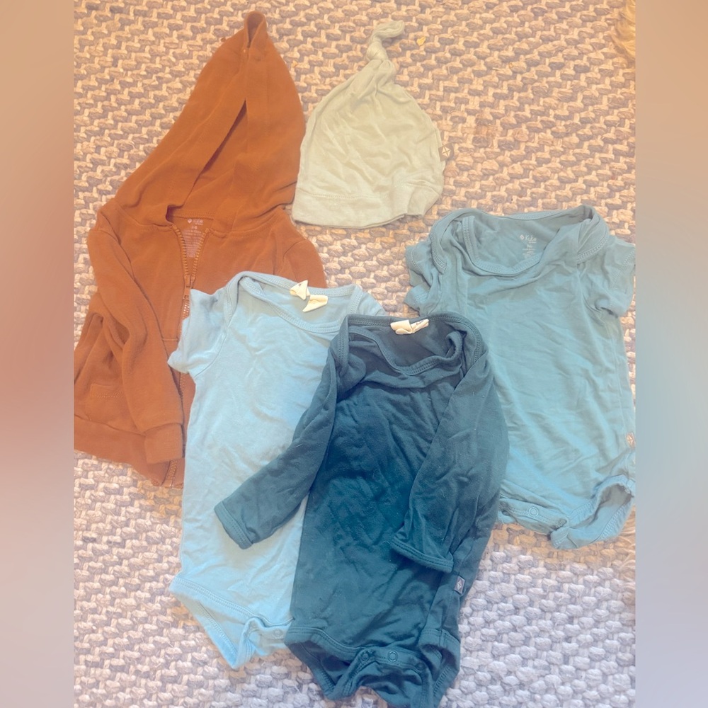 Bundle of Kyte Baby - NB, 0-3mo, 3-6mo - Onesies, Hat,
& Hoodie - VGUC